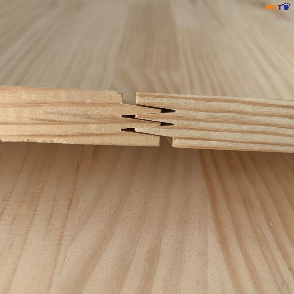 Các thanh gỗ cao su nhỏ hình chữ nhật được ghép với nhau bằng keo thành một tấm lớ