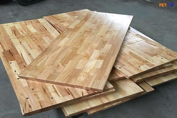 Gỗ cao su ghép được ghép từ những tấm gỗ nhỏ lại với nhau